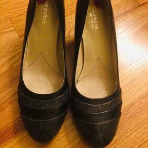 Naturalizer N5 comfort black heel pumps